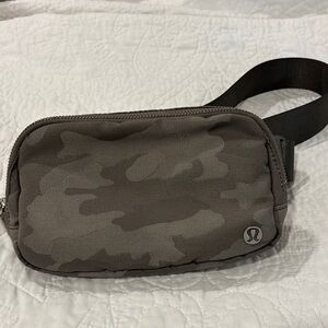 Lululemon Everywhere belt bag1L, gray camo print